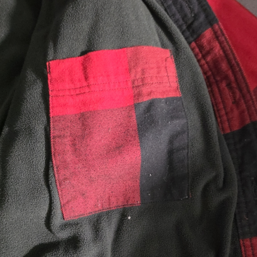 Carhartt Men’s Red and Black Buffalo Plaid Button-Down Shirt - Picture 4 of 6
